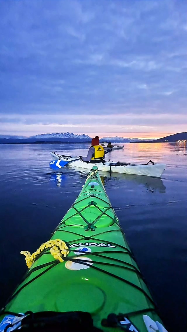 Atardecer 🌅 en el Canal Beagle 🚣‍♂️

Ushuaia 🇦🇷